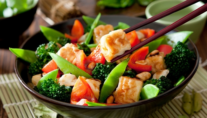 Gebratener Tofu mit Gemüse aus dem Wok