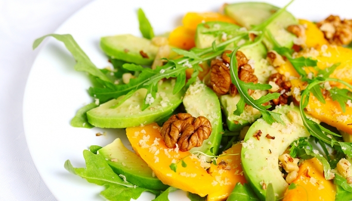 Salat mit Mango, Avocado, Rucola und Walnüssen