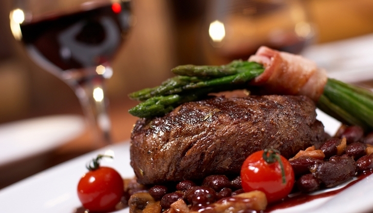 Gegrilltes Rindfleisch mit Tomaten