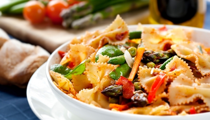 Farfalle mit buntem Gemüse
